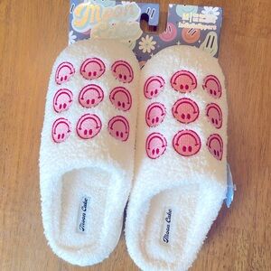🍂Moon Cake White Fuzzy Slippers with Pink Smiley Faces